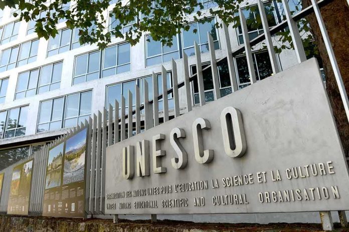 shutterstock_1499066612.jpg Exterior view of the UNESCO building with a prominent sign