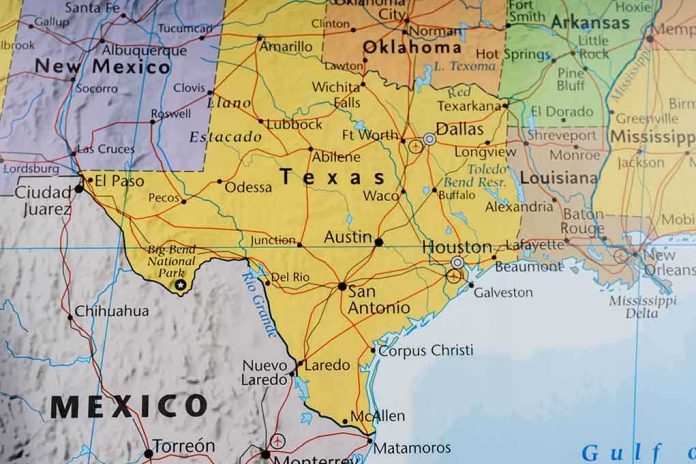 shutterstock_1239360031.jpg Map of Texas and surrounding states with highlighted borders