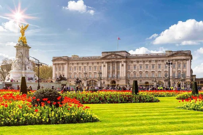 shutterstock_1523702963 Buckingham Palace with Victoria Memorial and flower gardens