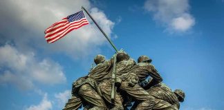 Marine Corps War Memorial with soldiers raising a U.S. flag